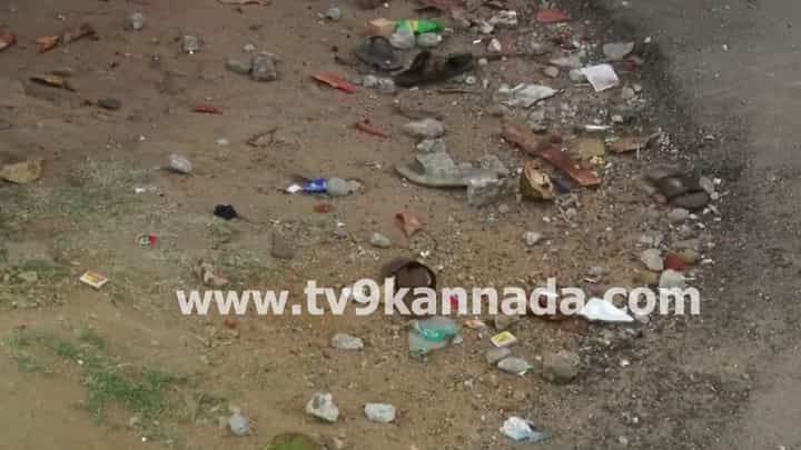 ಮೈಸೂರು: ಮೂಟೆಗಟ್ಟಲೆ ಕಲ್ಲುಗಳನ್ನು ತಂದಿಟ್ಟು ಕಲ್ಲುತೂರಾಟ ನಡೆಸಲಾಯ್ತೇ? ಹಲವು ಅನುಮಾನ ಸೃಷ್ಟಿ ಮೈಸೂರು: ಮೂಟೆಗಟ್ಟಲೆ ಕಲ್ಲುಗಳನ್ನು ತಂದಿಟ್ಟು ಕಲ್ಲುತೂರಾಟ ನಡೆಸಲಾಯ್ತೇ? ಹಲವು ಅನುಮಾನ ಸೃಷ್ಟಿ
