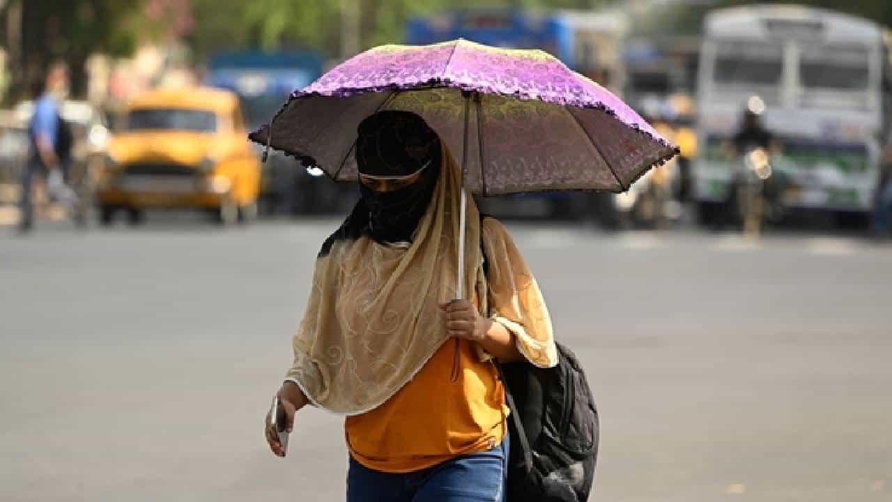 Karnataka Weather: ಕರ್ನಾಟಕದ ಉತ್ತರ ಒಳನಾಡು ಹಾಗೂ ಕರಾವಳಿಯಲ್ಲಿ ಮತ್ತಷ್ಟು ಹೆಚ್ಚಲಿದೆ ಗರಿಷ್ಠ ತಾಪಮಾನ Karnataka Weather: ಕರ್ನಾಟಕದ ಉತ್ತರ ಒಳನಾಡು ಹಾಗೂ ಕರಾವಳಿಯಲ್ಲಿ ಮತ್ತಷ್ಟು ಹೆಚ್ಚಲಿದೆ ಗರಿಷ್ಠ ತಾಪಮಾನ
