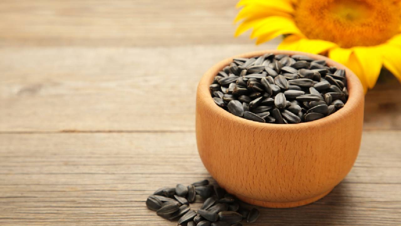 ಸೂರ್ಯಕಾಂತಿ ಬೀಜಗಳ ಸೇವನೆ ಎಷ್ಟೆಲ್ಲಾ ಆರೋಗ್ಯ ಸಮಸ್ಯೆ ನಿವಾರಣೆ ಮಾಡುತ್ತೆ ನೋಡಿ ಸೂರ್ಯಕಾಂತಿ ಬೀಜಗಳ ಸೇವನೆ ಎಷ್ಟೆಲ್ಲಾ ಆರೋಗ್ಯ ಸಮಸ್ಯೆ ನಿವಾರಣೆ ಮಾಡುತ್ತೆ ನೋಡಿ