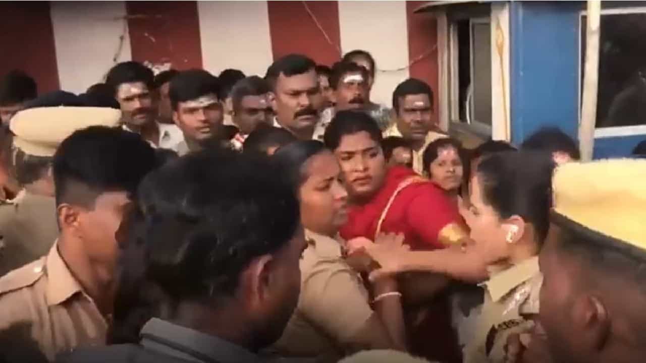 ತಮಿಳುನಾಡಿನ ದೇವಾಲಯದಲ್ಲಿ ತೃತೀಯಲಿಂಗಿ ಮಹಿಳೆಯ ಕಪಾಳಕ್ಕೆ ಹೊಡೆದ ಪೊಲೀಸ್; ಭುಗಿಲೆದ್ದ ಪ್ರತಿಭಟನೆ