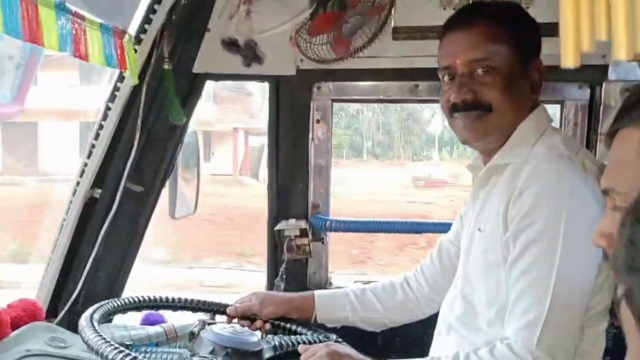 ಶೈಕ್ಷಣಿಕ ಪ್ರವಾಸದ ವೇಳೆ ಬಸ್ ಚಲಾಯಿಸಿದ ಶಿಕ್ಷಕ: ವಿಡಿಯೋ ವೈರಲ್ ಆದ ಬೆನ್ನಲ್ಲೇ ಅಮಾನತು ಶೈಕ್ಷಣಿಕ ಪ್ರವಾಸದ ವೇಳೆ ಬಸ್ ಚಲಾಯಿಸಿದ ಶಿಕ್ಷಕ: ವಿಡಿಯೋ ವೈರಲ್ ಆದ ಬೆನ್ನಲ್ಲೇ ಅಮಾನತು