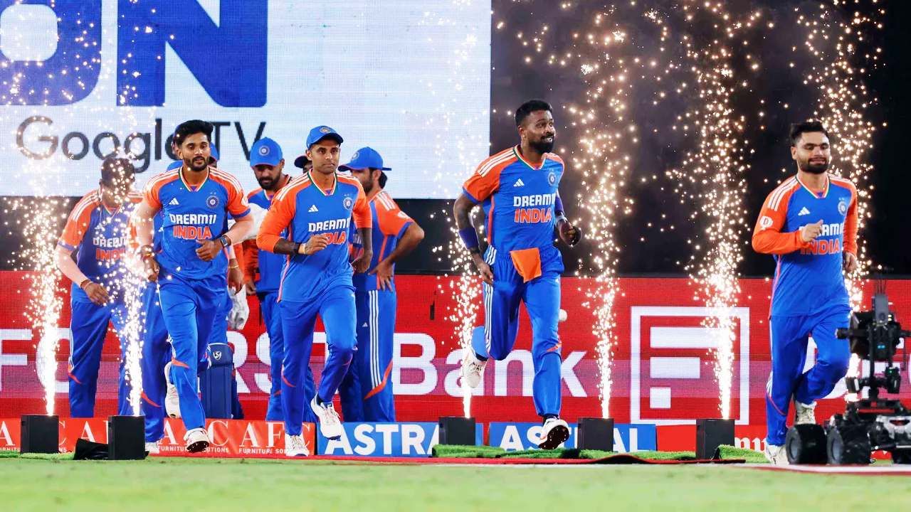 ಇಂಗ್ಲೆಂಡ್ ವಿರುದ್ಧದ 5 ಪಂದ್ಯಗಳ ಸರಣಿಯ ಕೊನೆಯ ಮ್ಯಾಚ್​ನಲ್ಲಿ ಭಾರತ ತಂಡವು 150 ರನ್​ಗಳ ಭರ್ಜರಿ ಜಯ ಸಾಧಿಸಿದೆ. ಮುಂಬೈನ ವಾಂಖೆಡೆ ಸ್ಟೇಡಿಯಂನಲ್ಲಿ ನಡೆದ ಈ ಪಂದ್ಯದಲ್ಲಿ ಮೊದಲು ಬ್ಯಾಟ್ ಮಾಡಿದ ಟೀಮ್ ಇಂಡಿಯಾ ಅಭಿಷೇಕ್ ಶರ್ಮಾ (135) ಅವರ ಸ್ಪೋಟಕ ಶತಕದ ನೆರವಿನಿಂದ 20 ಓವರ್​​ಗಳಲ್ಲಿ 9 ವಿಕೆಟ್ ಕಳೆದುಕೊಂಡು 247 ರನ್​ ಕಲೆಹಾಕಿತು.
