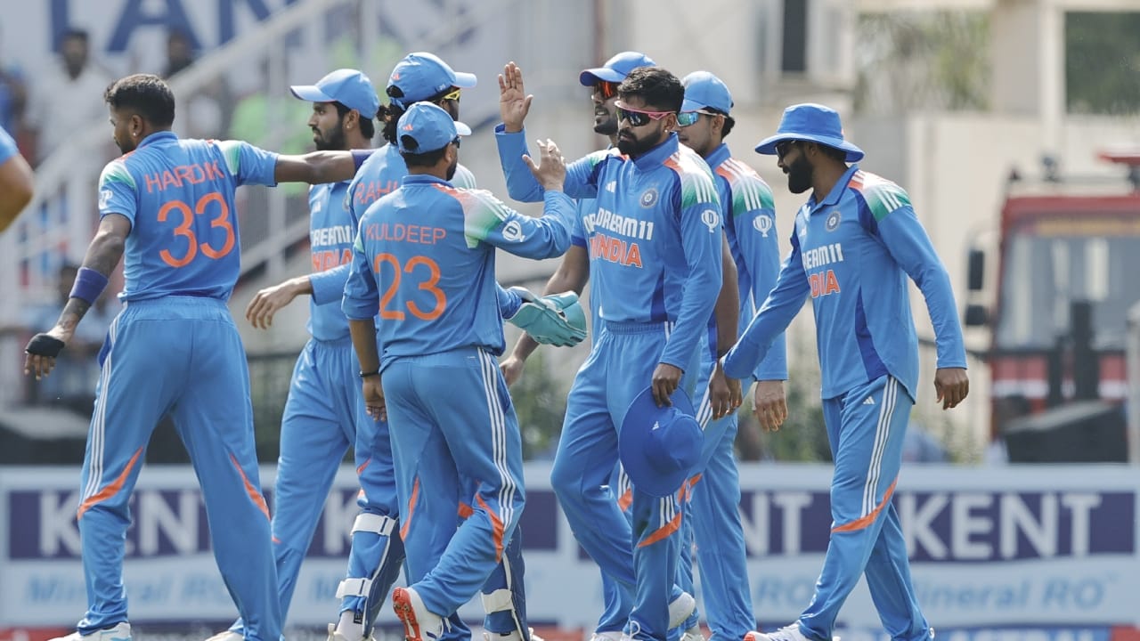 IND vs ENG: ಸರಣಿ ಗೆಲ್ಲಲು ಬಂದಿದ್ದ ಆಂಗ್ಲರಿಗೆ ಒಂದು ಪಂದ್ಯವನ್ನೂ ಗೆಲ್ಲಲು ಸಾಧ್ಯವಾಗಲಿಲ್ಲ IND vs ENG: ಸರಣಿ ಗೆಲ್ಲಲು ಬಂದಿದ್ದ ಆಂಗ್ಲರಿಗೆ ಒಂದು ಪಂದ್ಯವನ್ನೂ ಗೆಲ್ಲಲು ಸಾಧ್ಯವಾಗಲಿಲ್ಲ