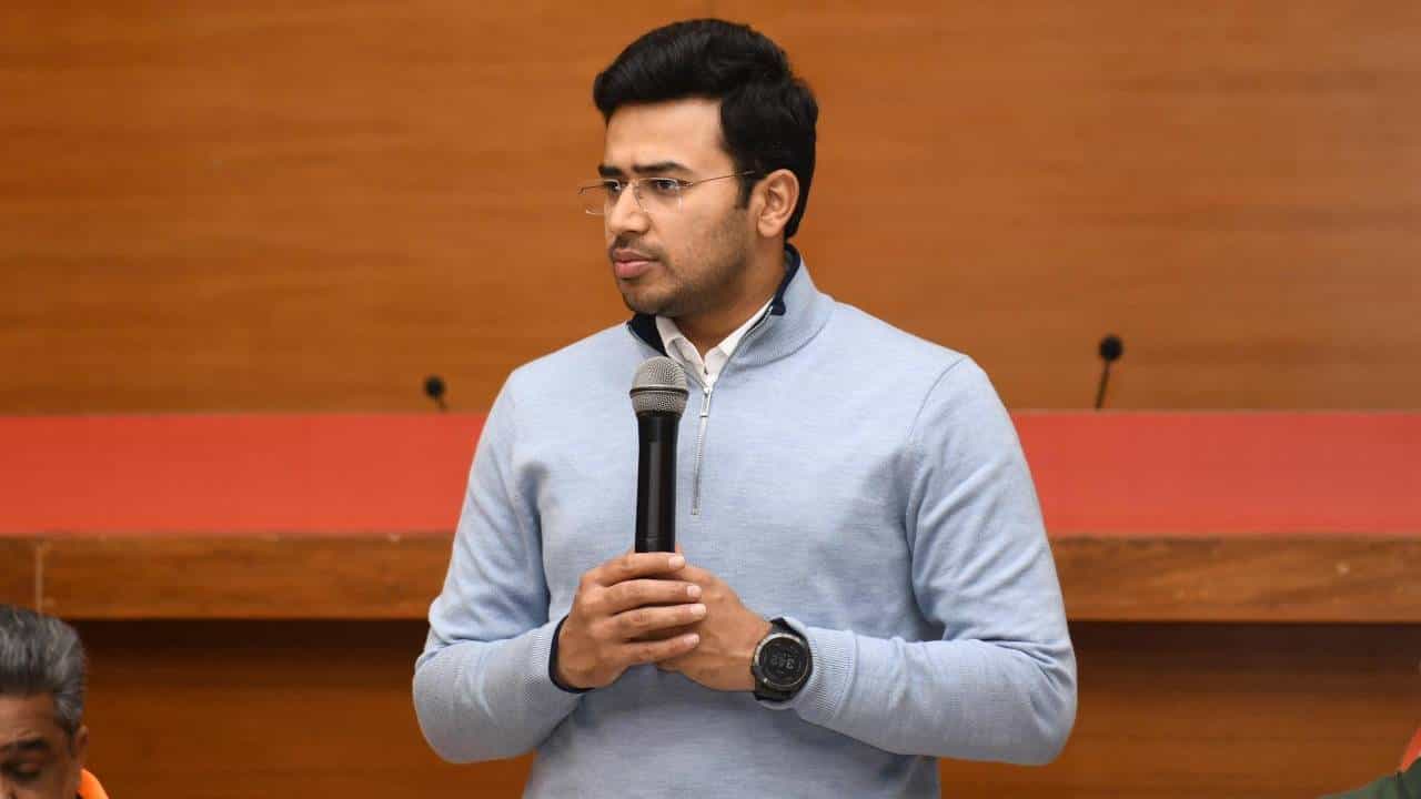 ನಮ್ಮ ಮೆಟ್ರೋ ಪ್ರಯಾಣ ದರ ಏರಿಕೆ: ಸಿಎಂ ಸಿದ್ದರಾಮಯ್ಯ ವಿರುದ್ಧ ತೇಜಸ್ವಿ ಸೂರ್ಯ ವಾಗ್ದಾಳಿ ನಮ್ಮ ಮೆಟ್ರೋ ಪ್ರಯಾಣ ದರ ಏರಿಕೆ: ಸಿಎಂ ಸಿದ್ದರಾಮಯ್ಯ ವಿರುದ್ಧ ತೇಜಸ್ವಿ ಸೂರ್ಯ ವಾಗ್ದಾಳಿ