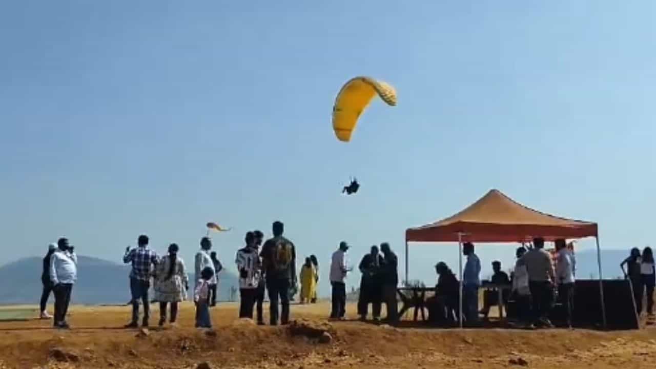 Viral: ಟ್ರಾಫಿಕ್‌ ಜಾಮ್‌ ಸಮಸ್ಯೆ; ಪ್ಯಾರಾಗ್ಲೈಡ್‌ ಮಾಡಿ ಎಕ್ಸಾಂ ಹಾಲ್‌ ತಲುಪಿದ ವಿದ್ಯಾರ್ಥಿ