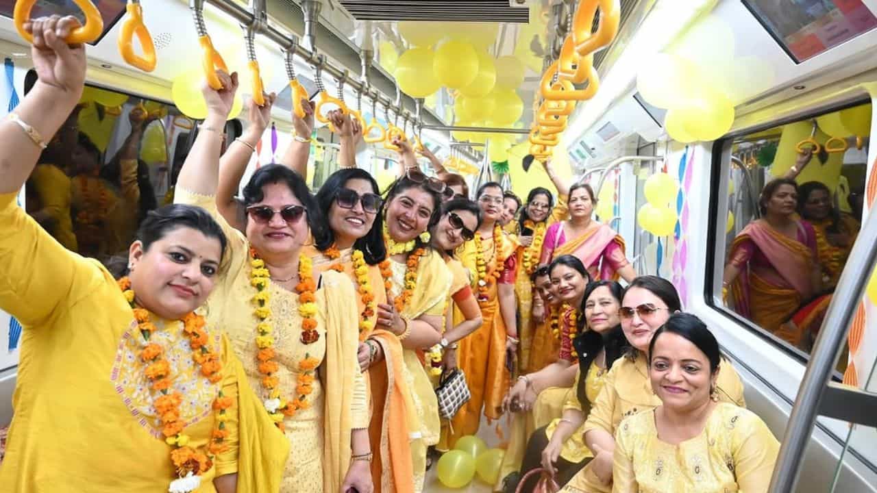 ಮೆಟ್ರೋದಲ್ಲಿ ಅರಶಿನ ಶಾಸ್ತ್ರ; ವೈರಲ್ ವಿಡಿಯೋದ ಸತ್ಯಾಸತ್ಯತೆ ಏನು? ಮೆಟ್ರೋದಲ್ಲಿ ಅರಶಿನ ಶಾಸ್ತ್ರ; ವೈರಲ್ ವಿಡಿಯೋದ ಸತ್ಯಾಸತ್ಯತೆ ಏನು?