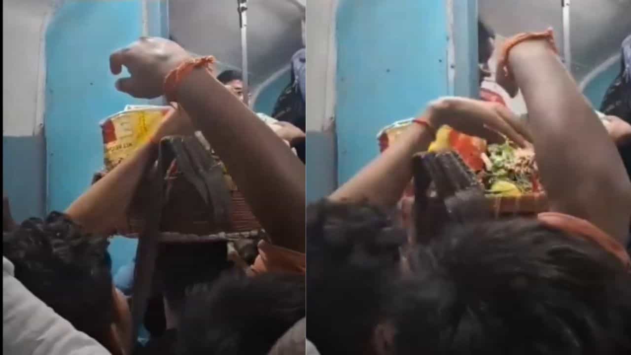 Viral: ಜನ ಹೀಗೂ ಇರ್ತಾರಾ; ಟ್ರೈನ್ನಲ್ಲಿ ಬಡ ವ್ಯಾಪಾರಿಯ ಬುಟ್ಟಿಯಲ್ಲಿದ್ದ ಕಾಳುಗಳನ್ನೇ ಕದ್ದು ತಿಂದ ಪ್ರಯಾಣಿಕರು Viral: ಜನ ಹೀಗೂ ಇರ್ತಾರಾ; ಟ್ರೈನ್ನಲ್ಲಿ ಬಡ ವ್ಯಾಪಾರಿಯ ಬುಟ್ಟಿಯಲ್ಲಿದ್ದ ಕಾಳುಗಳನ್ನೇ ಕದ್ದು ತಿಂದ ಪ್ರಯಾಣಿಕರು