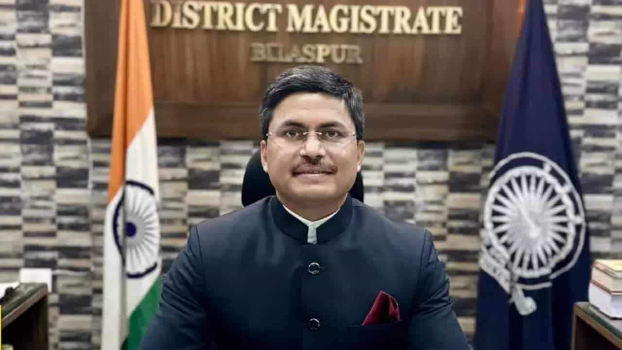 10 ಬಾರಿ ಫೇಲ್‌ ಆದ್ರೂ ಬಿಡದ ಛಲ; 10 ನೇ ತರಗತಿಯಲ್ಲಿ ಶೇ. 44% ಅಂಕ ಗಳಿಸಿದ ಬಾಲಕ ಇಂದು ಐಎಎಸ್‌ ಅಧಿಕಾರಿ