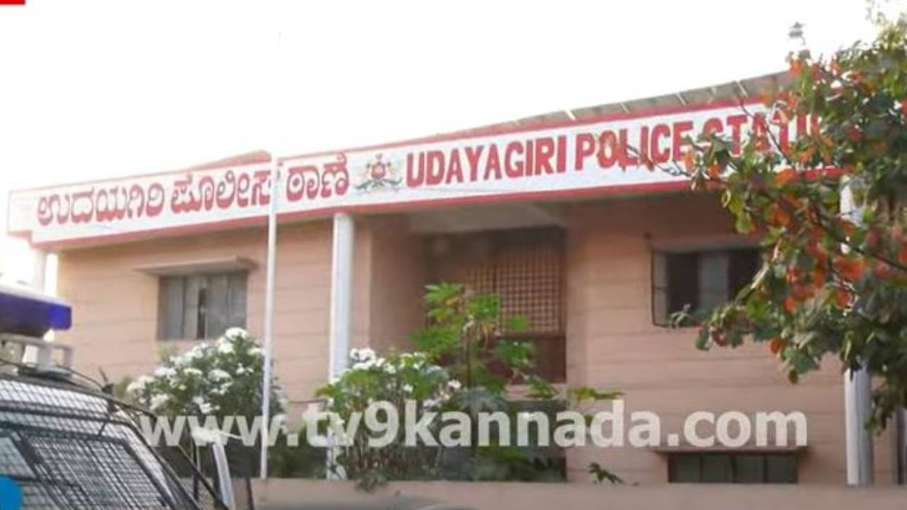 ಮೈಸೂರಲ್ಲಿ ಸಾಮಾಜಿಕ ಜಾಲತಾಣದ ಪೋಸ್ಟೊಂದರಿಂದ ಉದ್ವಿಗ್ನ ಸ್ಥಿತಿ, ಪೊಲೀಸ್ ಠಾಣೆಯ ಮೇಲೆ ಕಲ್ಲು ತೂರಾಟ - Kannada News | Mysuru City tense after an offensive post in social media over Delhi poll results, police on high alert   | Kannada News  | TV9 Kannada