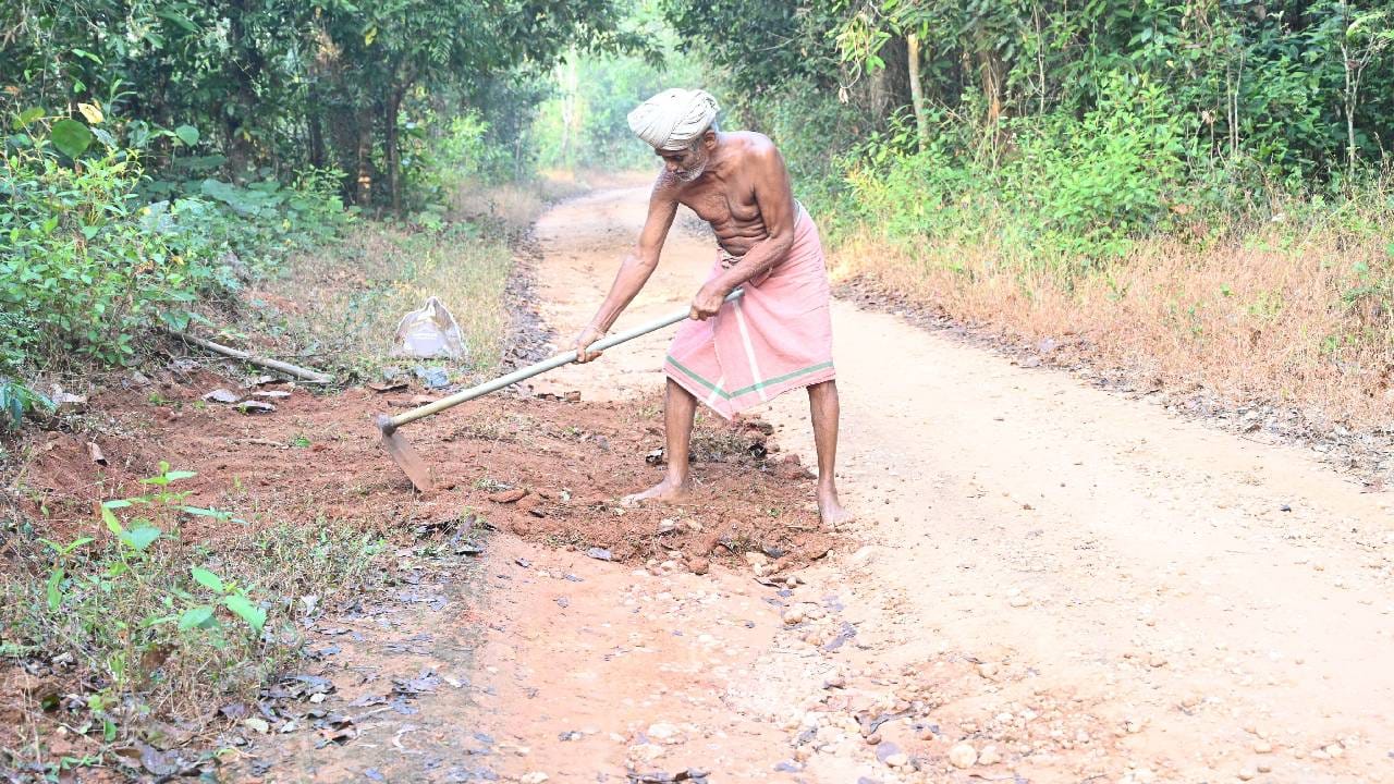 ಉಡುಪಿ ಜಿಲ್ಲೆಯ ಕಾರ್ಕಳದಲ್ಲೂ ಇದ್ದಾರೆ ದಶರಥ ಮಾಂಝಿ. ಇವರ ಕಾರ್ಯ ಕಾರ್ಕಳ ಆಡಳಿತ ವೈಫಲ್ಯಕ್ಕೆ ಹಿಡಿದ ಕೈಗನ್ನಡಿಯಾಗಿದೆ. ಉಡುಪಿ ಜಿಲ್ಲೆಯ ಕಾರ್ಕಳ ತಾಲೂಕಿನ ಅಜೆಕಾರಿನ ಮರ್ಣೆ ಗ್ರಾಮದ ಮರ್ಣೆ ಗ್ರಾಮದ ಅಪ್ಪಿಯಣ್ಣ/ಶ್ರೀನಿವಾಸ ಮೂಲ್ಯ ಕಾರ್ಕಳದ ದಶರಥ ಮಾಂಝಿ. 