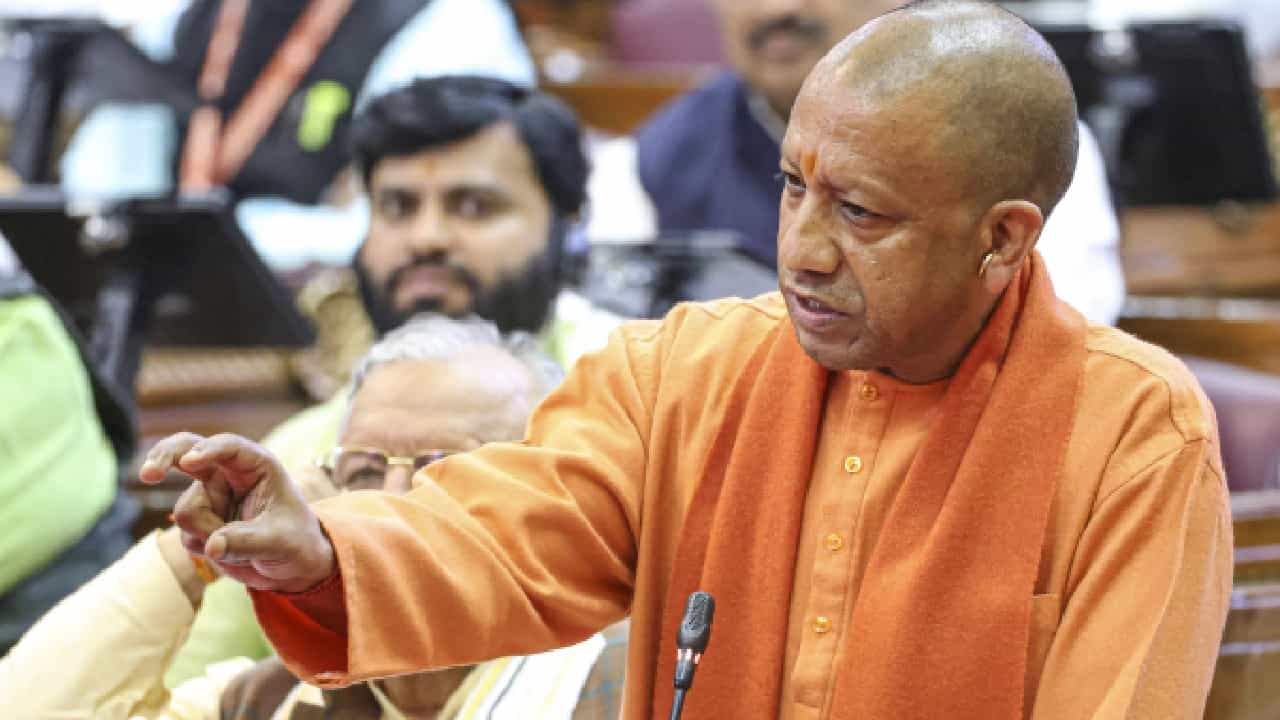 ಸಂಗಮದ ನೀರು ಸ್ನಾನ, ಕುಡಿಯಲು ಯೋಗ್ಯ; ಮಲ ಬ್ಯಾಕ್ಟೀರಿಯಾ ಇದೆಯೆಂಬ ಆರೋಪ ತಳ್ಳಿಹಾಕಿದ ಯೋಗಿ ಆದಿತ್ಯನಾಥ್