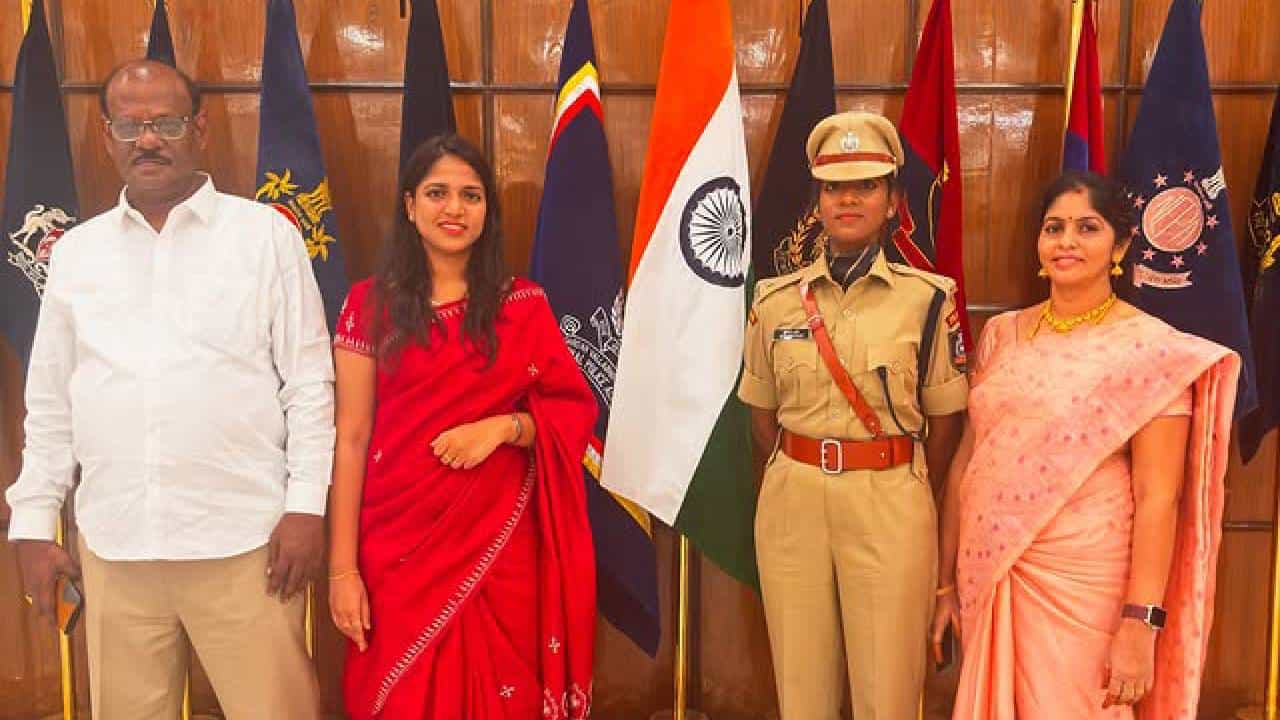 Success Story: ಬಡತನವನ್ನು ಮೆಟ್ಟಿನಿಂತು ಸಹೋದರಿಯರ ಸಾಧನೆ; ಅಕ್ಕ IAS, ತಂಗಿ IPS ಅಧಿಕಾರಿ Success Story: ಬಡತನವನ್ನು ಮೆಟ್ಟಿನಿಂತು ಸಹೋದರಿಯರ ಸಾಧನೆ; ಅಕ್ಕ IAS, ತಂಗಿ IPS ಅಧಿಕಾರಿ