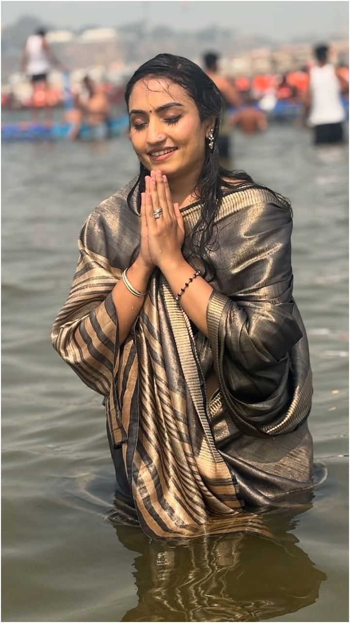 ವೈಷ್ಣವಿ ಗೌಡ ಅವರು ಕುಂಭಮೇಳಕ್ಕೆ ತೆರಳಿ ಪವಿತ್ರ ಸ್ನಾನ ಮಾಡಿದ್ದಾರೆ. ಈ ಫೋಟೋ ಹಂಚಿಕೊಂಡಿದ್ದಾರೆ.