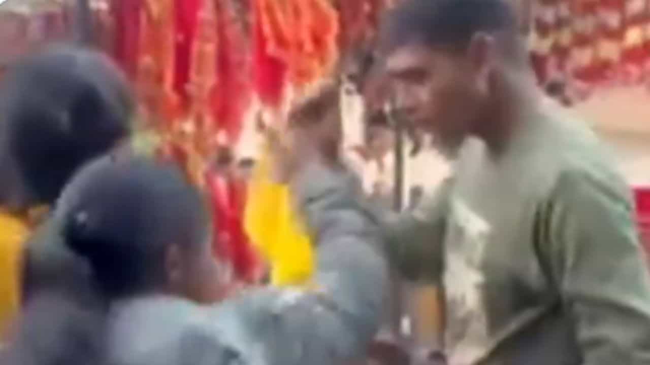 Viral: ಪ್ರೀತಿಸಿ ಮದುವೆಯಾದ ಕೆಲವೇ ಕ್ಷಣಗಳಲ್ಲಿ ಪತ್ನಿಗೆ ಕಪಾಳಮೋಕ್ಷ ಮಾಡಿದ ಪೊಲೀಸಪ್ಪ; ವಿಡಿಯೋ ವೈರಲ್‌