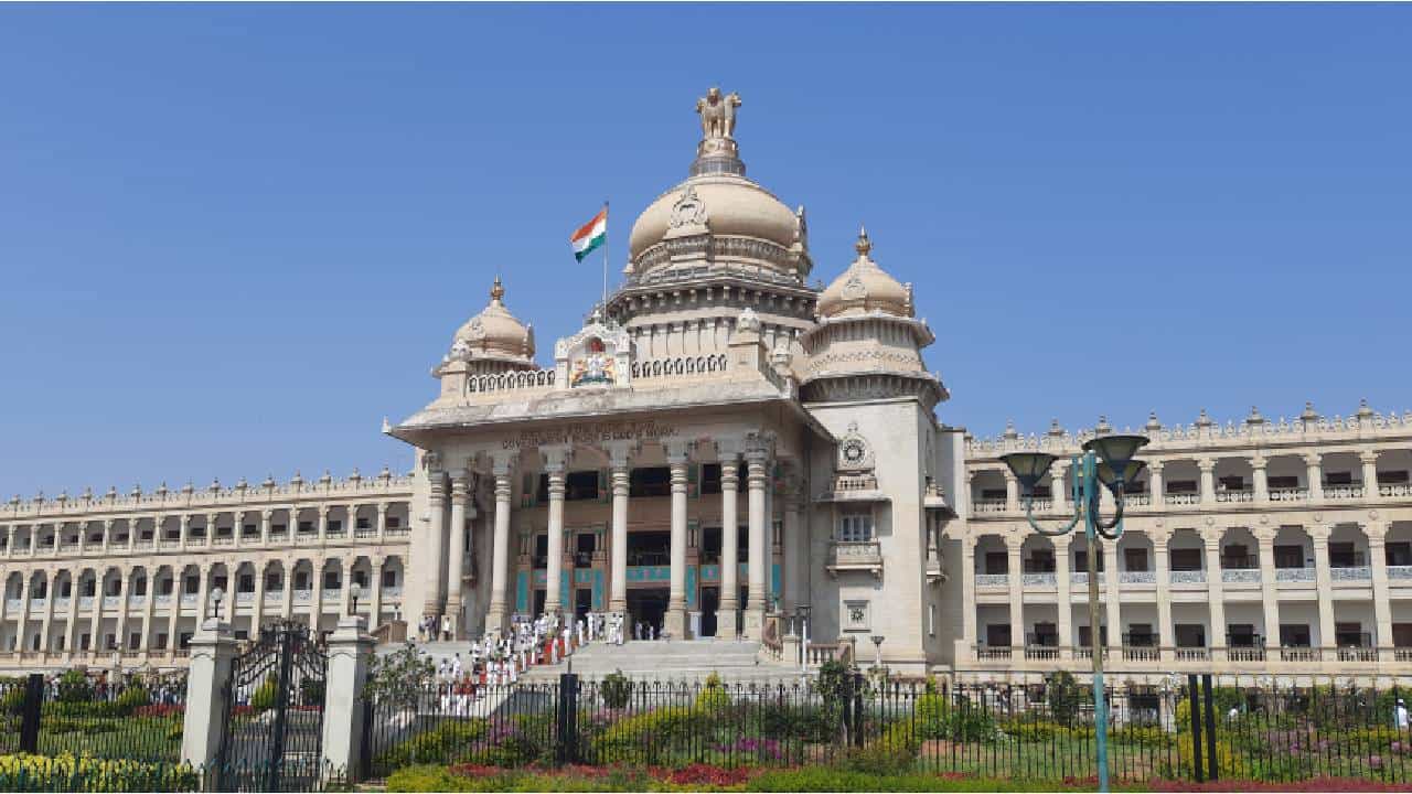 NPS ರದ್ದುಗೊಳಿಸುವಂತೆ ಸರ್ಕಾರಿ ನೌಕರರ ಪ್ರತಿಭಟನೆ, ಸರ್ಕಾರಿ ಕಚೇರಿಗಳು ಸ್ತಬ್ಧ