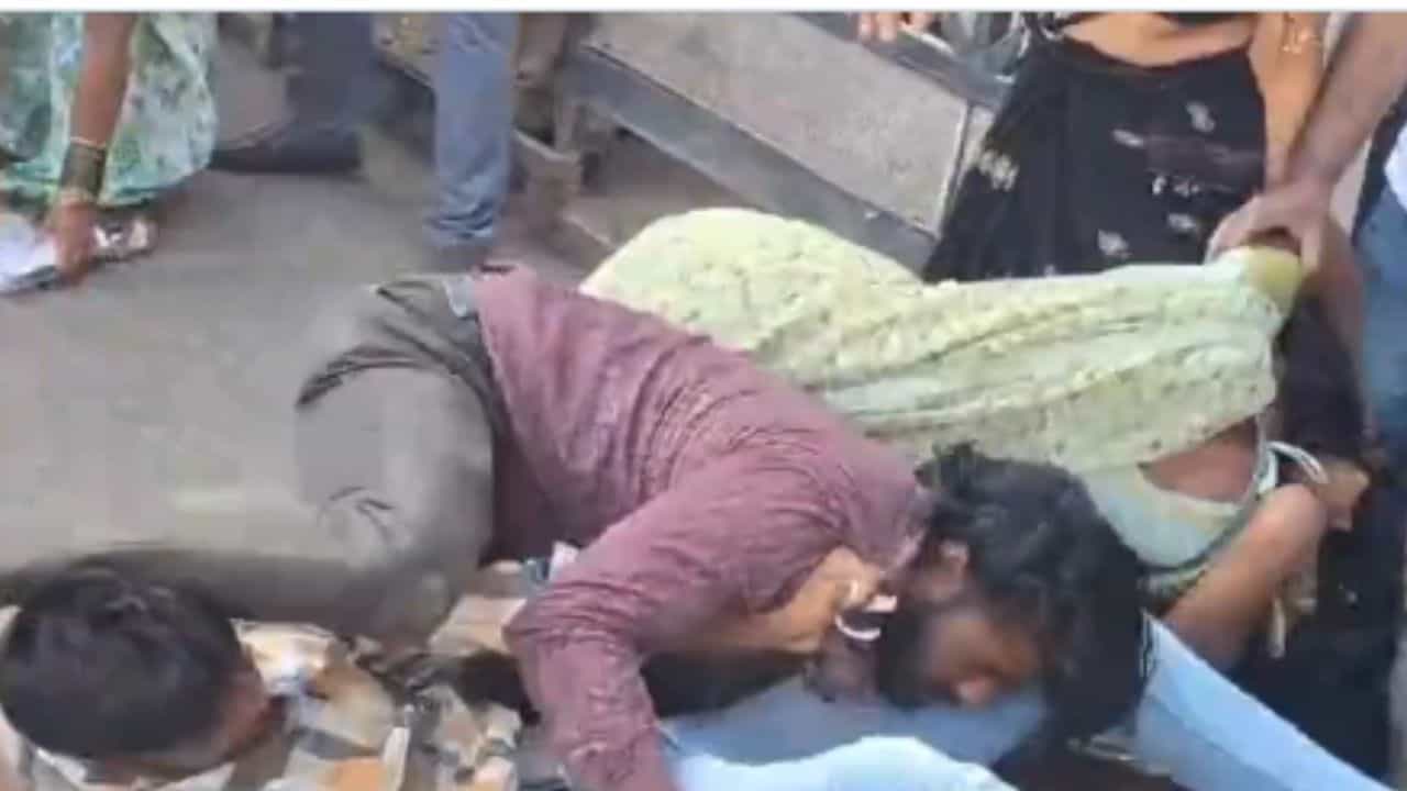 Viral: ನ್ಯಾಯಾಲಯದ ಆವರಣದಲ್ಲಿಯೇ ಜಗಳವಾಡಿಕೊಂಡ ಅತ್ತೆ-ಸೊಸೆ; ವಿಡಿಯೋ ವೈರಲ್ Viral: ನ್ಯಾಯಾಲಯದ ಆವರಣದಲ್ಲಿಯೇ ಜಗಳವಾಡಿಕೊಂಡ ಅತ್ತೆ-ಸೊಸೆ; ವಿಡಿಯೋ ವೈರಲ್