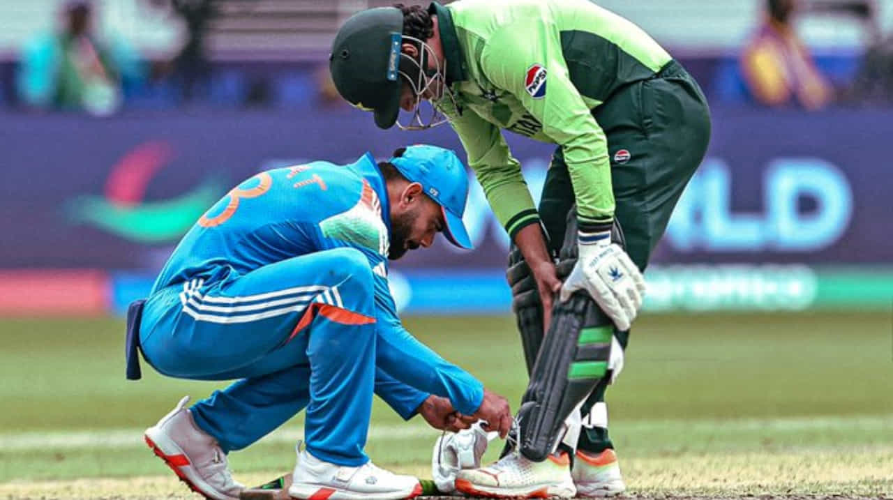 IND vs PAK: ಪಾಕ್ ವೇಗಿಯ ಶೂ ಲೇಸ್ ಕಟ್ಟಿದ ಕೊಹ್ಲಿ; ಅಹಂ ಇಲ್ಲದ ಅರಸ ಎಂದ ವಿಶ್ವ ಕ್ರಿಕೆಟ್