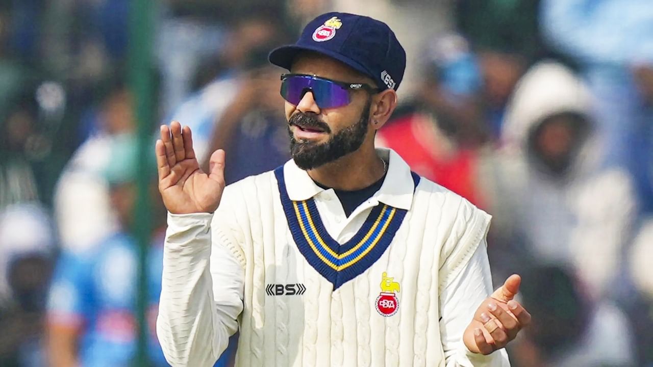 ಟೀಮ್ ಇಂಡಿಯಾದ ಸ್ಟಾರ್ ಆಟಗಾರ ವಿರಾಟ್ ಕೊಹ್ಲಿ ರಣಜಿ ಟೂರ್ನಿಯಲ್ಲಿ ಕಣಕ್ಕಿಳಿದು ಇತಿಹಾಸ ನಿರ್ಮಿಸಿದ್ದಾರೆ. ಅದು ಕೂಡ ಬರೋಬ್ಬರಿ 12 ವರ್ಷಗಳ ಬಳಿಕ ರಣಜಿ ಟೂರ್ನಿಯಲ್ಲಿ ಕಾಣಿಸಿಕೊಳ್ಳುವ ಮೂಲಕ ಎಂಬುದು ವಿಶೇಷ. ಅಂದರೆ ಅಂತಾರಾಷ್ಟ್ರೀಯ ಕ್ರಿಕೆಟಿಗನಾಗಿ ದೀರ್ಘಾವಧಿಯ ಬಳಿಕ ದೇಶೀಯ ಟೂರ್ನಿ ಆಡಿದ ಆಟಗಾರರ ಪಟ್ಟಿಯಲ್ಲಿ ಕೊಹ್ಲಿ ಹೆಸರು ಅಗ್ರಸ್ಥಾನಕ್ಕೇರಿದೆ.
