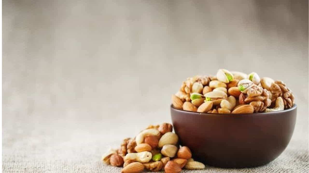 Walnuts vs Almonds: ಮೆದುಳಿನ ಆರೋಗ್ಯ ಕಾಪಾಡಲು ವಾಲ್ನಟ್, ಬಾದಾಮಿ ಇವುಗಳಲ್ಲಿ ಯಾವುದು ಒಳ್ಳೆಯದು ತಿಳಿದುಕೊಳ್ಳಿ Walnuts vs Almonds: ಮೆದುಳಿನ ಆರೋಗ್ಯ ಕಾಪಾಡಲು ವಾಲ್ನಟ್, ಬಾದಾಮಿ ಇವುಗಳಲ್ಲಿ ಯಾವುದು ಒಳ್ಳೆಯದು ತಿಳಿದುಕೊಳ್ಳಿ