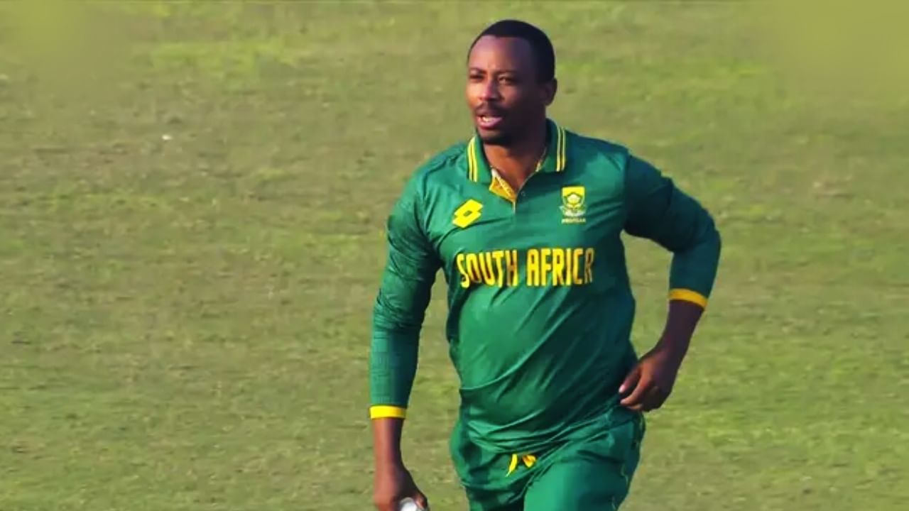 ಆಟಗಾರರ ಕೊರತೆ... ಕಣಕ್ಕಿಳಿದ ಸೌತ್ ಆಫ್ರಿಕಾ ಫೀಲ್ಡಿಂಗ್ ಕೋಚ್ ಆಟಗಾರರ ಕೊರತೆ... ಕಣಕ್ಕಿಳಿದ ಸೌತ್ ಆಫ್ರಿಕಾ ಫೀಲ್ಡಿಂಗ್ ಕೋಚ್