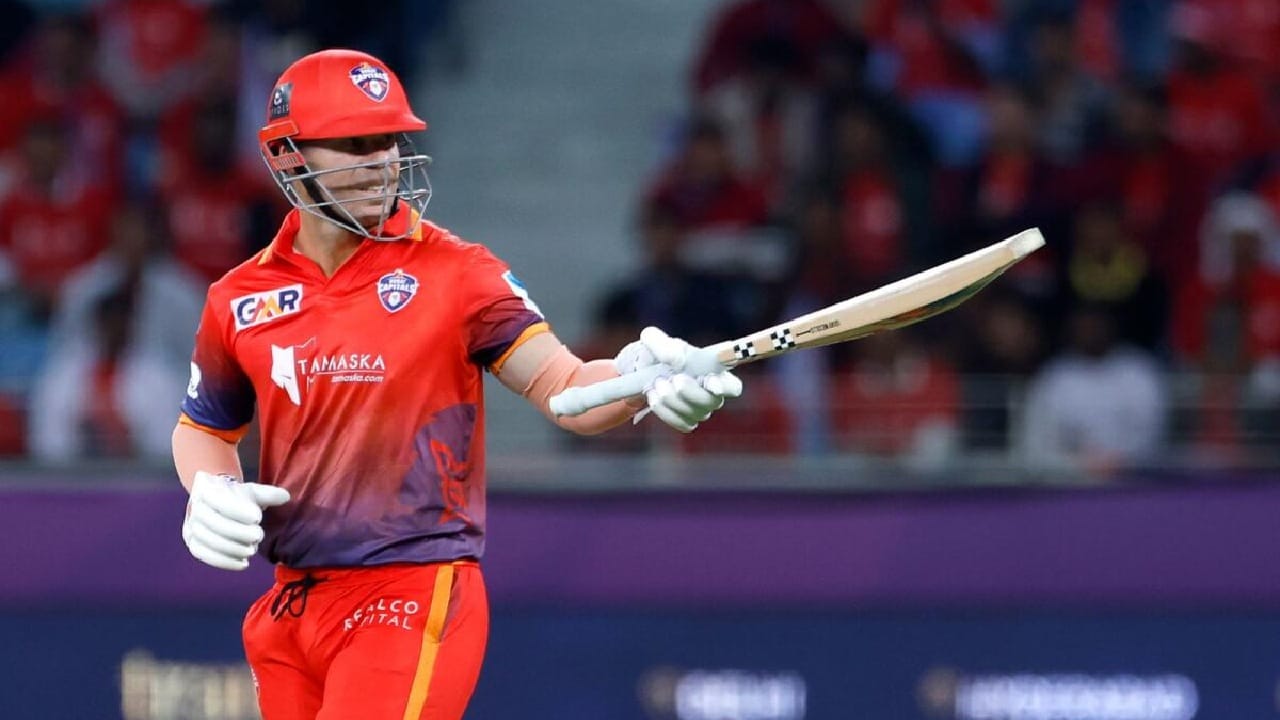 ದುಬೈನಲ್ಲಿ ನಡೆಯುತ್ತಿರುವ ಇಂಟರ್​ನ್ಯಾಷನಲ್​ ಲೀಗ್ ಟಿ20 ಟೂರ್ನಿಯಲ್ಲಿ ಡೇವಿಡ್ ವಾರ್ನರ್ ಅಬ್ಬರಿಸಿದ್ದಾರೆ. ಭಾನುವಾರ ನಡೆದ ಅಬುಧಾಬಿ ನೈಟ್ ರೈಡರ್ಸ್ ವಿರುದ್ಧದ ಪಂದ್ಯದಲ್ಲಿ ದುಬೈ ಕ್ಯಾಪಿಟಲ್ಸ್ ಪರ ಆರಂಭಿಕನಾಗಿ ಕಣಕ್ಕಿಳಿದ ಡೇವಿಡ್ ವಾರ್ನರ್ 57 ಎಸೆತಗಳಲ್ಲಿ 1 ಸಿಕ್ಸ್ ಹಾಗೂ 12 ಫೋರ್​ಗಳೊಂದಿಗೆ ಅಜೇಯ 93 ರನ್ ಚಚ್ಚಿದ್ದಾರೆ.
