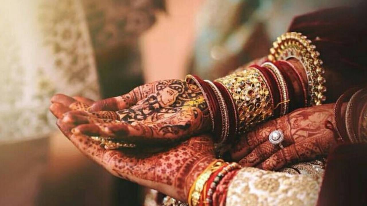 ಎಮ್ಮೆ ಖರೀದಿಸಲು ಸಾಮೂಹಿಕ ವಿವಾಹ ಸಮಾರಂಭದಲ್ಲಿ ಎರಡನೇ ಮದುವೆಯಾಗಲು ಹೋಗಿ ಅತ್ತೆ-ಮಾವನ ಕೈಗೆ ಸಿಕ್ಕಿ ಬಿದ್ದ ಮಹಿಳೆ