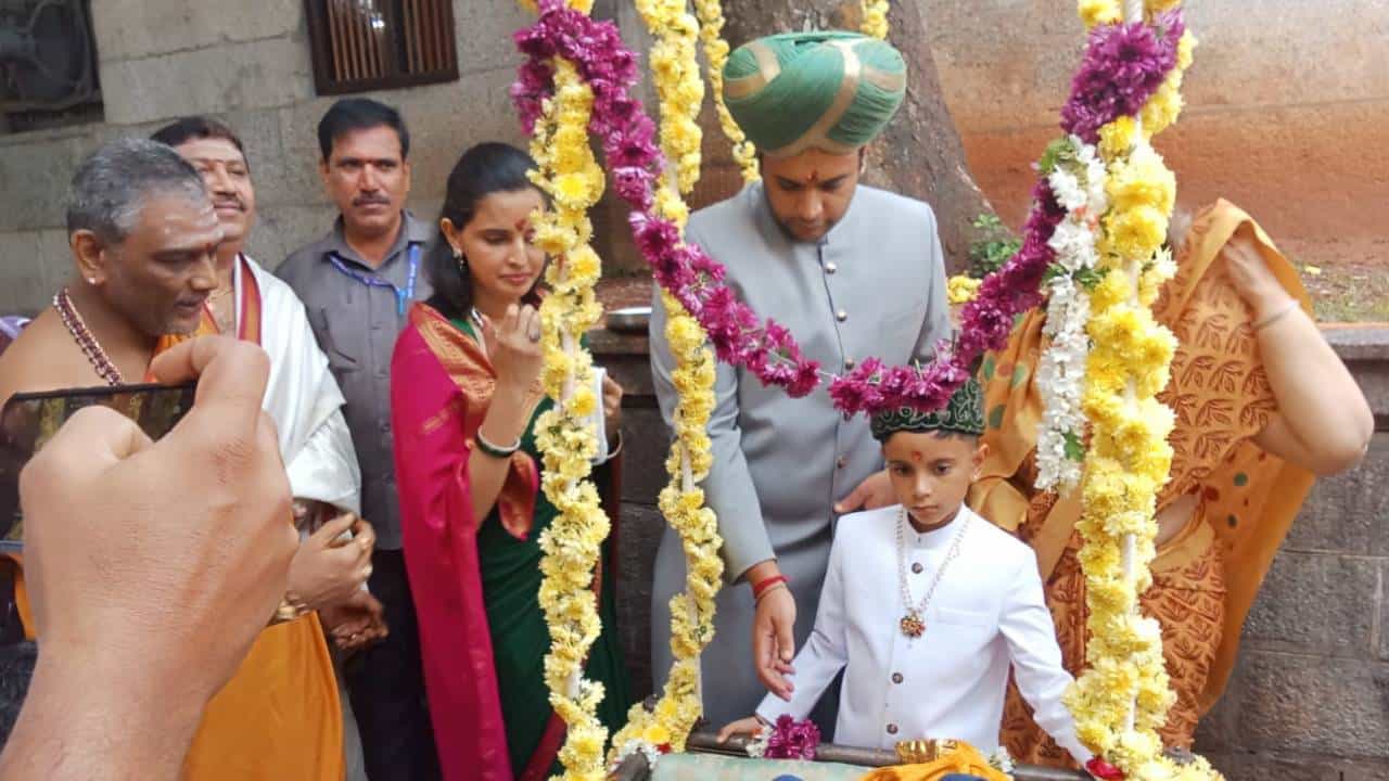 ಪ್ರಮೋದಾದೇವಿ ಸಮ್ಮುಖದಲ್ಲಿ ಯದುವೀರ್ ಎರಡನೇ ಮಗುವಿಗೆ ನಾಮಕರಣ: ಪುಟ್ಟ ರಾಜಕುಮಾರನ ಹೆಸರೇನು ಗೊತ್ತಾ? ಪ್ರಮೋದಾದೇವಿ ಸಮ್ಮುಖದಲ್ಲಿ ಯದುವೀರ್ ಎರಡನೇ ಮಗುವಿಗೆ ನಾಮಕರಣ: ಪುಟ್ಟ ರಾಜಕುಮಾರನ ಹೆಸರೇನು ಗೊತ್ತಾ?