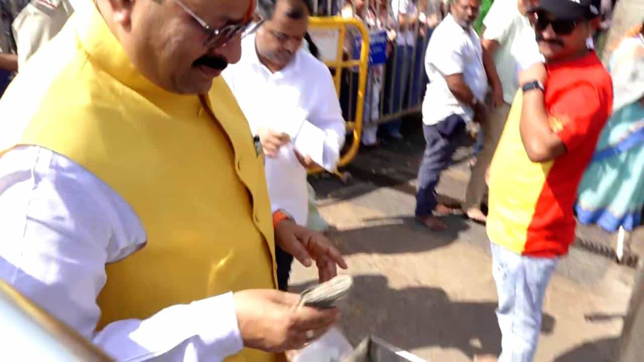 ಲಕ್ಷಕ್ಕೂ ಹೆಚ್ಚು ಹಣ ಚಾಮುಂಡೇಶ್ವರಿ ದೇವಸ್ಥಾನದ ಹುಂಡಿಗೆ ಹಾಕಿದ ಯತ್ನಾಳ್ ಲಕ್ಷಕ್ಕೂ ಹೆಚ್ಚು ಹಣ ಚಾಮುಂಡೇಶ್ವರಿ ದೇವಸ್ಥಾನದ ಹುಂಡಿಗೆ ಹಾಕಿದ ಯತ್ನಾಳ್