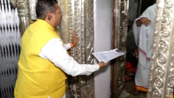 ಚಾಮುಂಡಿ ಸನ್ನಿಧಿಯಲ್ಲಿ ಫೈಲ್ ನೀಡಿ ಪೂಜೆ ಮಾಡಿಸಿದ ಯತ್ನಾಳ್, ಆ ಫೈಲ್ ಯಾವ್ದು!? ಚಾಮುಂಡಿ ಸನ್ನಿಧಿಯಲ್ಲಿ ಫೈಲ್ ನೀಡಿ ಪೂಜೆ ಮಾಡಿಸಿದ ಯತ್ನಾಳ್, ಆ ಫೈಲ್ ಯಾವ್ದು!?