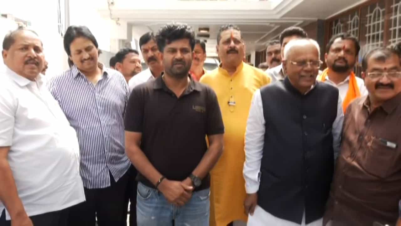ನೋಟಿಸ್ ಬಳಿಕ ಮೊದಲ ಬಾರಿಗೆ ಸಭೆ ಸೇರಿದ ಬಿಜೆಪಿ ಭಿನ್ನರ ಬಣ: ವಿಜಯೇಂದ್ರ ನೋಟಿಸ್ ಕೊಡಿಸಿದ್ದಾರೆಂದು ಯತ್ನಾಳ್ ಕೆಂಡಾಮಂಡಲ ನೋಟಿಸ್ ಬಳಿಕ ಮೊದಲ ಬಾರಿಗೆ ಸಭೆ ಸೇರಿದ ಬಿಜೆಪಿ ಭಿನ್ನರ ಬಣ: ವಿಜಯೇಂದ್ರ ನೋಟಿಸ್ ಕೊಡಿಸಿದ್ದಾರೆಂದು ಯತ್ನಾಳ್ ಕೆಂಡಾಮಂಡಲ