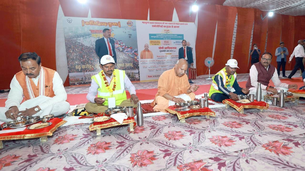 ಮಹಾಕುಂಭ: ಸ್ವಚ್ಛತಾ ಕಾರ್ಮಿಕರಿಗೆ 10 ಸಾವಿರ ರೂ. ಬೋನಸ್ ಕೊಟ್ಟ ಯೋಗಿ,  ಏಪ್ರಿಲ್​ನಿಂದ ಕನಿಷ್ಠ ವೇತನ ಹೆಚ್ಚಳ