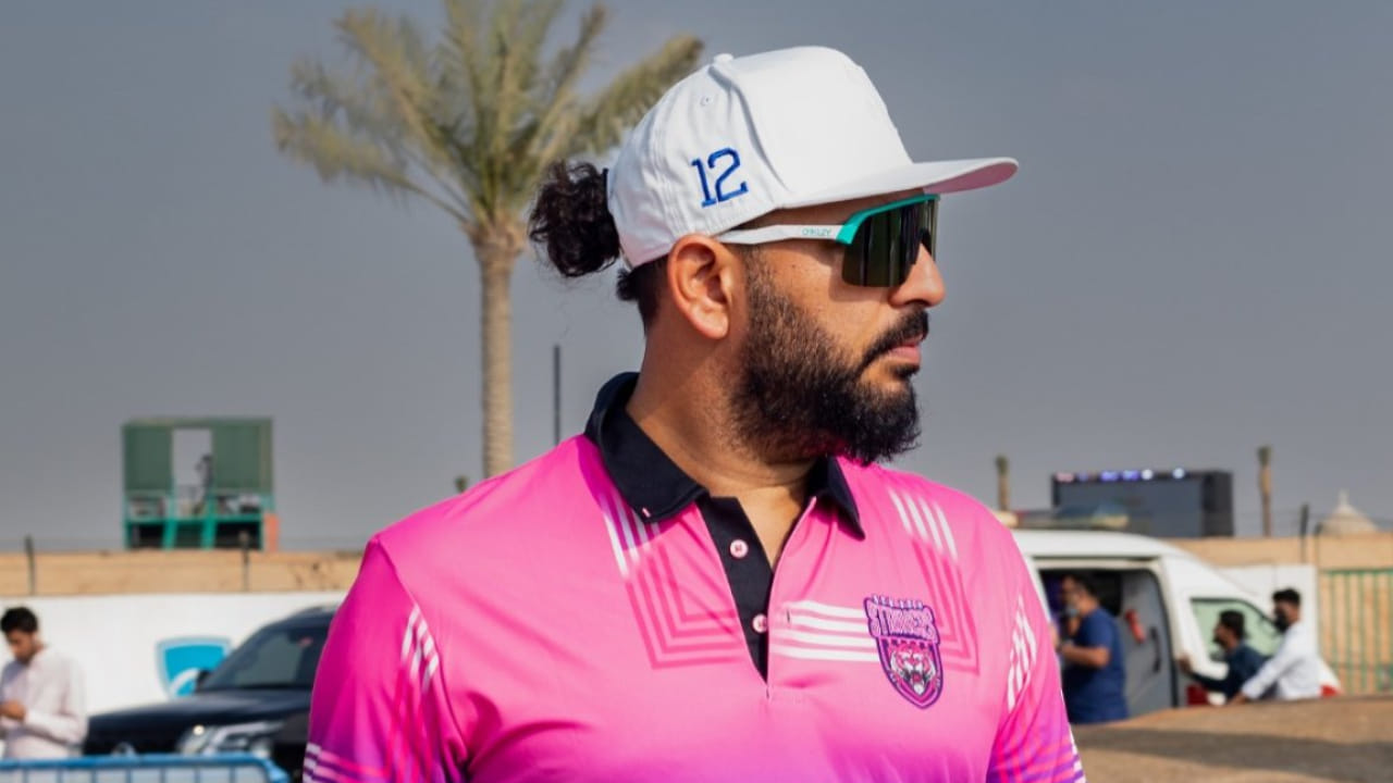 ಟೀಂ ಇಂಡಿಯಾ ಎರಡೆರಡು ವಿಶ್ವಕಪ್​ಗಳನ್ನು ಗೆಲ್ಲುವಲ್ಲಿ ಪ್ರಮುಖ ಪಾತ್ರವಹಿಸಿದ್ದ ತಂಡದ ಸ್ಟಾರ್ ಆಲ್‌ರೌಂಡರ್ ಯುವರಾಜ್​ ಸಿಂಗ್ ಇದೀಗ ಮತ್ತೊಮ್ಮೆ ಬ್ಯಾಟ್ ಹಿಡಿದು ಕ್ರಿಕೆಟ್ ಅಂಗಳದಲ್ಲಿ ಘರ್ಜಿಸಲು ಸಿದ್ಧರಾಗಿದ್ದಾರೆ. 2024 ರಲ್ಲಿ ಕೊನೆಯ ಬಾರಿಗೆ ಕ್ರಿಕೆಟ್ ಪಂದ್ಯವನ್ನಾಡಿದ್ದ ಯುವಿ 1 ವರ್ಷಗಳ ಬಳಿಕ ಪಂದ್ಯವನ್ನಾಡಲಿದ್ದಾರೆ.