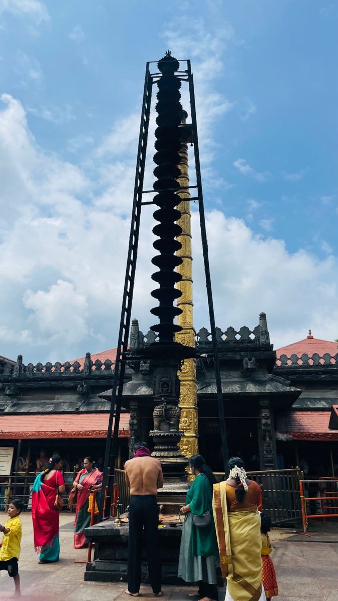 ಕೊಲ್ಲೂರು ಮೂಕಾಂಬಿಕಾ ದೇವಾಲಯವು ದಕ್ಷಿಣ ಭಾರತದ ಪ್ರಸಿದ್ಧ ದೇವಾಲಯಗಳಲ್ಲಿ ಒಂದಾಗಿದೆ.