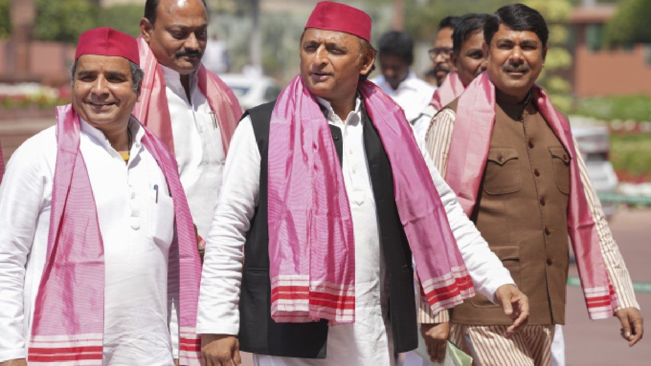 ಉತ್ತರ ಪ್ರದೇಶದಲ್ಲಿ ಗೋಶಾಲೆಗಳ ಕುರಿತು ಅಖಿಲೇಶ್ ಯಾದವ್ ವಿವಾದಾತ್ಮಕ ಹೇಳಿಕೆ; ಹಿಂದೂ ನಂಬಿಕೆಗೆ ಅವಮಾನವೆಂದು ಬಿಜೆಪಿ ವಾಗ್ದಾಳಿ ಉತ್ತರ ಪ್ರದೇಶದಲ್ಲಿ ಗೋಶಾಲೆಗಳ ಕುರಿತು ಅಖಿಲೇಶ್ ಯಾದವ್ ವಿವಾದಾತ್ಮಕ ಹೇಳಿಕೆ; ಹಿಂದೂ ನಂಬಿಕೆಗೆ ಅವಮಾನವೆಂದು ಬಿಜೆಪಿ ವಾಗ್ದಾಳಿ