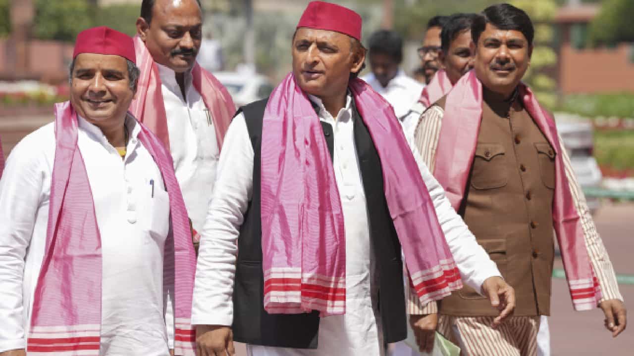 ಉತ್ತರ ಪ್ರದೇಶದಲ್ಲಿ ಗೋಶಾಲೆಗಳ ಕುರಿತು ಅಖಿಲೇಶ್ ಯಾದವ್ ವಿವಾದಾತ್ಮಕ ಹೇಳಿಕೆ; ಹಿಂದೂ ನಂಬಿಕೆಗೆ ಅವಮಾನವೆಂದು ಬಿಜೆಪಿ ವಾಗ್ದಾಳಿ ಉತ್ತರ ಪ್ರದೇಶದಲ್ಲಿ ಗೋಶಾಲೆಗಳ ಕುರಿತು ಅಖಿಲೇಶ್ ಯಾದವ್ ವಿವಾದಾತ್ಮಕ ಹೇಳಿಕೆ; ಹಿಂದೂ ನಂಬಿಕೆಗೆ ಅವಮಾನವೆಂದು ಬಿಜೆಪಿ ವಾಗ್ದಾಳಿ
