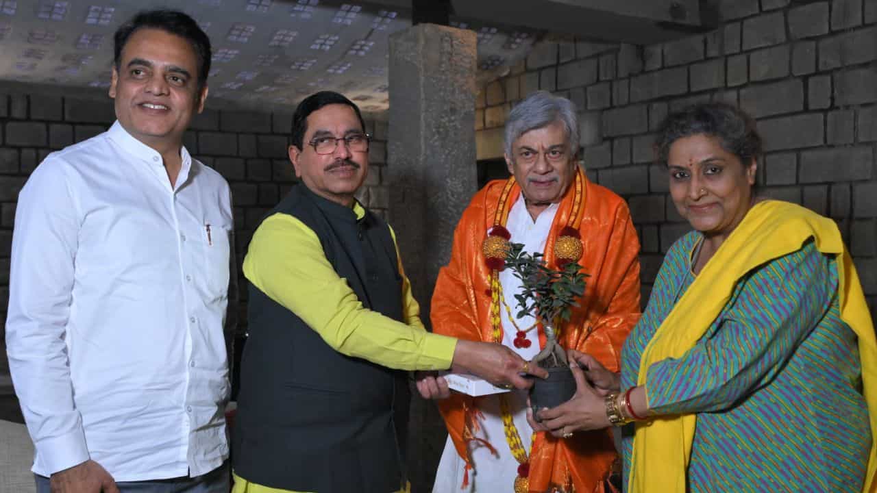 ಅನಂತ್ ನಾಗ್​ರ ಭೇಟಿ ಮಾಡಿದ ಕೇಂದ್ರ ಸಚಿವ ಪ್ರಹ್ಲಾದ್ ಜೋಶಿ