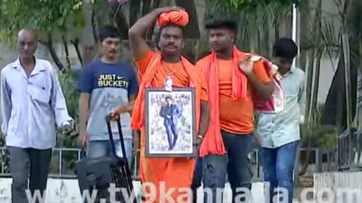 ಪುನೀತ್ ರಾಜ್ಕುಮಾರ್ ಮಾಲೆ ಧರಿಸಿ ಇರುಮುಡಿ ಕಟ್ಟು ತಲೆಮೇಲೆ ಹೊತ್ತು ಸಮಾಧಿಗೆ ನಡೆದು ಬಂದ ಅಭಿಮಾನಿ ಪುನೀತ್ ರಾಜ್ಕುಮಾರ್ ಮಾಲೆ ಧರಿಸಿ ಇರುಮುಡಿ ಕಟ್ಟು ತಲೆಮೇಲೆ ಹೊತ್ತು ಸಮಾಧಿಗೆ ನಡೆದು ಬಂದ ಅಭಿಮಾನಿ