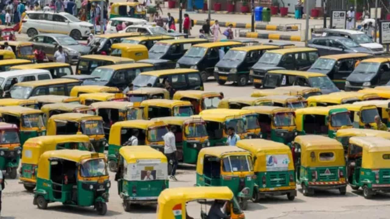 Auto Fare Hike: ಬೆಂಗಳೂರಿನಲ್ಲಿ ಆಟೋ ದರ ಏರಿಕೆಗೆ ಗ್ರೀನ್ ಸಿಗ್ನಲ್, ಎಷ್ಟು ಹೆಚ್ಚಾಗಲಿದೆ? ಇಲ್ಲಿದೆ ವಿವರ Auto Fare Hike: ಬೆಂಗಳೂರಿನಲ್ಲಿ ಆಟೋ ದರ ಏರಿಕೆಗೆ ಗ್ರೀನ್ ಸಿಗ್ನಲ್, ಎಷ್ಟು ಹೆಚ್ಚಾಗಲಿದೆ? ಇಲ್ಲಿದೆ ವಿವರ
