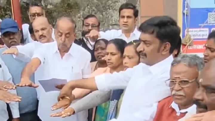 Video: ಹಿಂದಿ ವಿರೋಧಿ ಪ್ರತಿಜ್ಞೆ ವೇಳೆ ಮಹಿಳೆಯ ಬಳೆ ಕದಿಯಲು ಯತ್ನಿಸಿದ ಡಿಎಂಕೆ ಸದಸ್ಯ Video: ಹಿಂದಿ ವಿರೋಧಿ ಪ್ರತಿಜ್ಞೆ ವೇಳೆ ಮಹಿಳೆಯ ಬಳೆ ಕದಿಯಲು ಯತ್ನಿಸಿದ ಡಿಎಂಕೆ ಸದಸ್ಯ