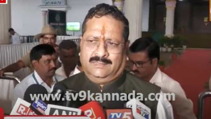 ಶಾಸಕರ ವೇತನ ಪರಿಷ್ಕರಣೆ ವಿಷಯ ಸದನದಲ್ಲಿ ಚರ್ಚೆಗೆ ಬಂದಿಲ್ಲ, ನನಗಂತೂ ಹೆಚ್ಚಳ ಬೇಕಿಲ್ಲ: ಯತ್ನಾಳ್ ಶಾಸಕರ ವೇತನ ಪರಿಷ್ಕರಣೆ ವಿಷಯ ಸದನದಲ್ಲಿ ಚರ್ಚೆಗೆ ಬಂದಿಲ್ಲ, ನನಗಂತೂ ಹೆಚ್ಚಳ ಬೇಕಿಲ್ಲ: ಯತ್ನಾಳ್