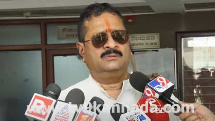 ಚೀಟಿಯಲ್ಲಿ ಬರೆದಿದ್ದುದನ್ನು ಹೇಳಿದರೆ ಎರಡೂ ಪಕ್ಷಗಳ ಮಹಾನ್ ನಾಯಕರು ಮನೆಗೆ ಹೋಗುತ್ತಾರೆ: ಯತ್ನಾಳ್ ಚೀಟಿಯಲ್ಲಿ ಬರೆದಿದ್ದುದನ್ನು ಹೇಳಿದರೆ ಎರಡೂ ಪಕ್ಷಗಳ ಮಹಾನ್ ನಾಯಕರು ಮನೆಗೆ ಹೋಗುತ್ತಾರೆ: ಯತ್ನಾಳ್