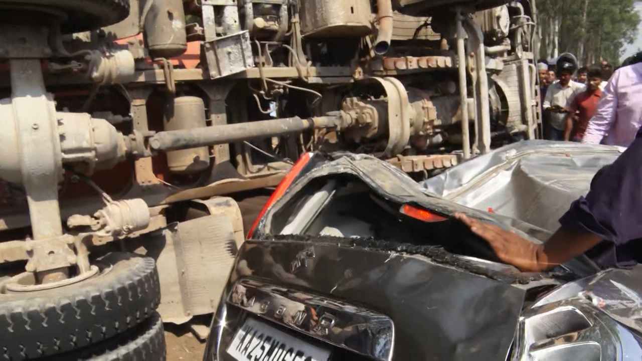 ಇತ್ತೀಚೆಗಷ್ಟೇ ಬೆಂಗಳೂರಿನ ಹೊರವಲಯದಲ್ಲಿ ಚಲಿಸುತ್ತಿದ್ದ ಕಾರಿನ ಮೇಲೆ ಕಂಟೈನರ್‌ ಲಾರಿ ಬಿದ್ದು ಒಂದೇ ಕುಟುಂಬದ 6 ಮಂದಿ ಮೃತಪಟ್ಟಿದ್ದರು.  ಅದೇ  ರೀತಿಯಲ್ಲೇ  ಬೆಂಗಳೂರು-ಪುಣೆ ರಾಷ್ಟ್ರೀಯ ಹೆದ್ದಾರಿ ಬಳಿ ಸರ್ವಿಸ್ ರಸ್ತೆಯಲ್ಲಿ  ಚಲಿಸುತ್ತಿದ್ದ ಕಾರಿನ ಮೇಲೆ ಕಾಂಕ್ರಿಟ್ ಮಿಕ್ಸರ್ ಲಾರಿ  ಮುಗುಚಿ ಬಿದ್ದಿದೆ.  