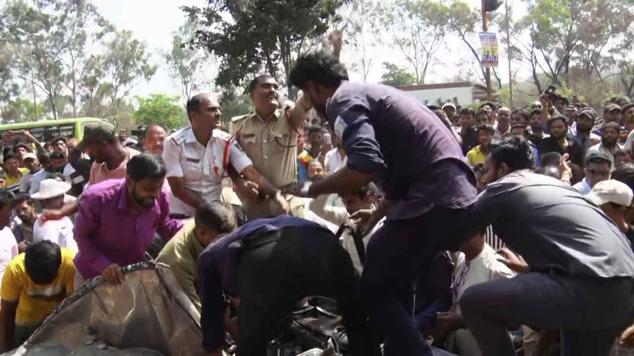 ಬೆಂಗಳೂರು-ಪುಣೆ ರಾಷ್ಟ್ರೀಯ ಹೆದ್ದಾರಿ ಪಕ್ಕದ ಸರ್ವಿಸ್ ರಸ್ತೆಯಲ್ಲಿ ನಡೆದ ಈ ಘನಘೋರ ದುರಂತದಲ್ಲಿ ಕಾರಿನಲ್ಲೇ ಸಿಲುಕಿ ಹಾಕಿ ಒದ್ದಾಡುತ್ತಿದ್ದ ಇಬ್ಬರನ್ನು ಕೇವಲ 15 ನಿಮಿಷದಲ್ಲೇ ಕಾರ್ಯಚರಣೆ ನಡೆಸಿದ್ದಾರೆ. ಪರಿಣಮಾ ಈ ಕಾರಿನಲ್ಲಿದ್ದ ಇಬ್ಬರ ಜೀವ ಉಳಿಯಲು ಸಾಧ್ಯವಾಗಿದೆ.