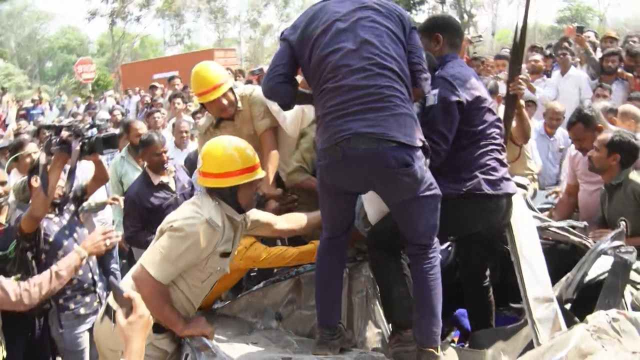 ತಮ್ಮನು ರಕ್ಷಿಸುವಂತೆ ಕೈ ಬೀಸಿ ಕೂಗಿಕೊಂಡಿದ್ದಾರೆ. ಕೂಡಲೇ ಸಾರ್ವಜನಿಕರು ಹಾಗೂ ಅಗ್ನಿಶಾಮಕ ಸಿಬ್ಬಂದಿ ಸ್ಥಳಕ್ಕೆ ಧಾವಿಸಿ ಕಾರಿನಲ್ಲಿದ್ದ ಇಬ್ಬರನ್ನು ಹೊರತೆಗೆದು ರಕ್ಷಿಸಿದ್ದಾರೆ.