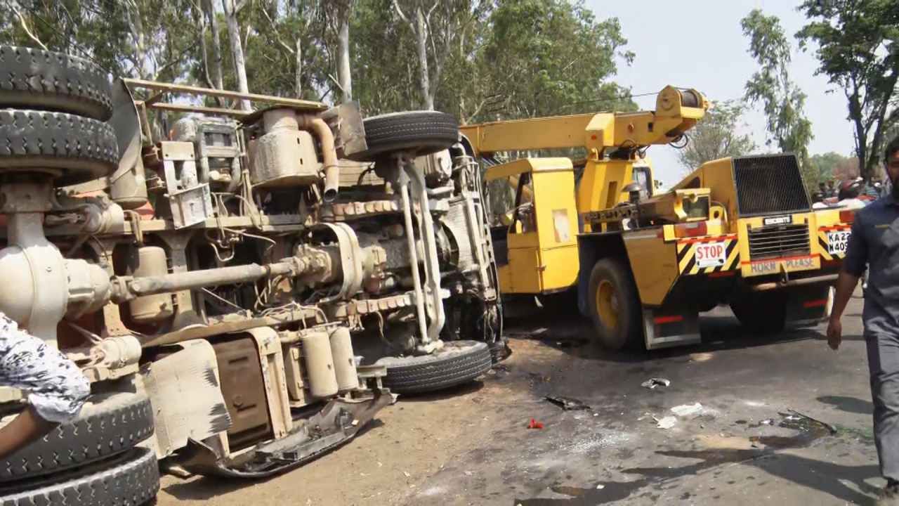 ಕಾರು ಅಪ್ಪಚ್ಚಿಯಾಗಿದ್ದರಿಂದ ಮನುಷ್ಯರ ಕೈಯಿಂದ ಕಾರ್ಯಚರಣೆ ನಡೆಸುವುದು ಕಷ್ಟವಾಗಿತ್ತು. ಈ ಹಿನ್ನೆಲೆಯಲ್ಲಿ ಎರಡು ಕ್ರೇನ್​ಗಳನ್ನು ಸ್ಥಳಕ್ಕೆ ಕರೆಯಿಸಿ ಅದರ ಮೂಲಕ ಕಾರಿನ ಪಾರ್ಟ್ಸ್​​ಗಳನ್ನು ಬಿಡಿ ಬಿಡಿ ಮಾಡಿ ಇಬ್ಬರನ್ನು ರಕ್ಷಣೆ ಮಾಡಲಾಗಿದೆ.