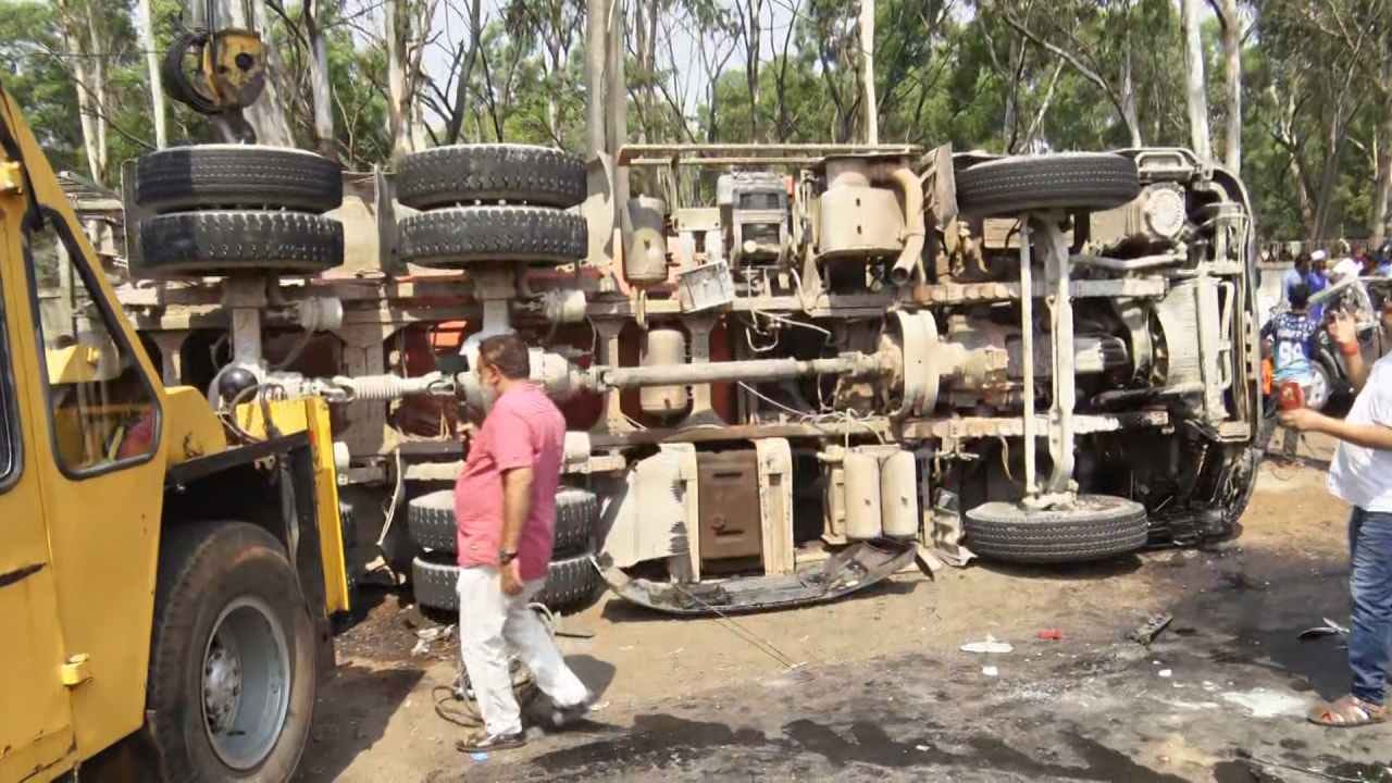 ಬೆಳಗಾವಿಯಲ್ಲಿ ಭೀಕರ ಅಪಘಾತ ಸಂಭವಿಸಿದೆ. ಚಲಿಸುತ್ತಿದ್ದ ಕಾರಿನ ಮೇಲೆಯೇ ಕಾಂಕ್ರಿಟ್ ಮಿಕ್ಸರ್ ಲಾರಿ ಮಗುಚಿ ಬಿದ್ದಿದೆ. ಬೆಂಗಳೂರು-ಪುಣೆ ರಾಷ್ಟ್ರೀಯ ಹೆದ್ದಾರಿ ಬಳಿ ಸರ್ವಿಸ್ ರಸ್ತೆಯಲ್ಲಿ ಈ ದುರ್ಘಟನೆ ಸಂಭವಿಸಿದೆ.