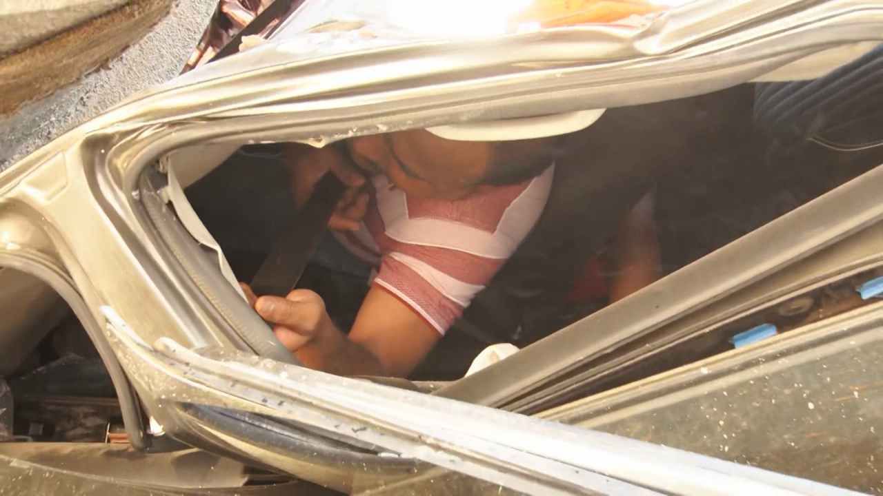 ಬೆಂಗಳೂರು-ಪುಣೆ ರಾಷ್ಟ್ರೀಯ ಹೆದ್ದಾರಿಯಲ್ಲಿ ಈ ದುರಂತ ಸಂಭವಿಸಿದೆ. ಕಾಂಕ್ರಿಟ್ ಲಾರಿ ಕಾರಿನ ಮೇಲೆ ಬಿದ್ದ ಪರಿಣಾಮ ಕಾರು ಅಪ್ಪಚ್ಚಿಯಾಗಿದ್ದು, ಕಾರಿನೊಳಗೆ ಇಬ್ಬರು ಸಿಲುಕಿಕೊಂಡು ನರಳಾಡಿದ್ದಾರೆ.