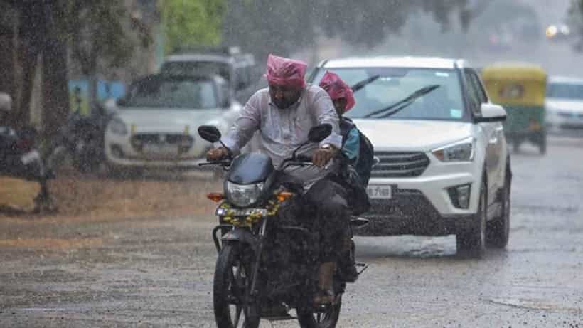 Bengaluru rains: ಬಿರು ಬಿಸಿಲಿನ ನಡುವೆಯೂ ಬೆಂಗಳೂರಿನಲ್ಲಿ ಮಳೆ, ವರುಣ ಸಿಂಚನದಿಂದ ಜನರು ಕೂಲ್ ಕೂಲ್