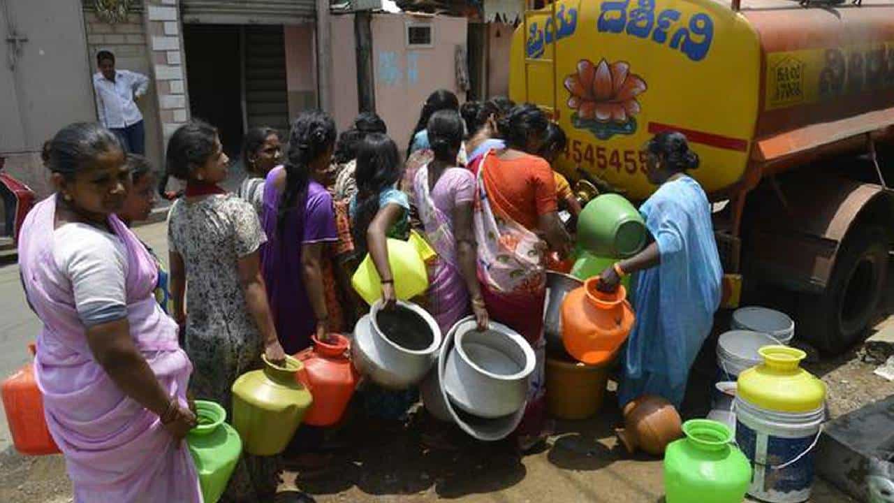 ಬೆಂಗಳೂರು: ಅಂದರಹಳ್ಳಿಯಲ್ಲಿ ಬೇಸಿಗೆ ಆರಂಭದಲ್ಲೇ ಜಲಕ್ಷಾಮ, ಬತ್ತಿ ಹೋದ ಬೋರ್ ವೆಲ್, ಟ್ಯಾಂಕರ್ ನೀರೇ ಗತಿ ಬೆಂಗಳೂರು: ಅಂದರಹಳ್ಳಿಯಲ್ಲಿ ಬೇಸಿಗೆ ಆರಂಭದಲ್ಲೇ ಜಲಕ್ಷಾಮ, ಬತ್ತಿ ಹೋದ ಬೋರ್ ವೆಲ್, ಟ್ಯಾಂಕರ್ ನೀರೇ ಗತಿ