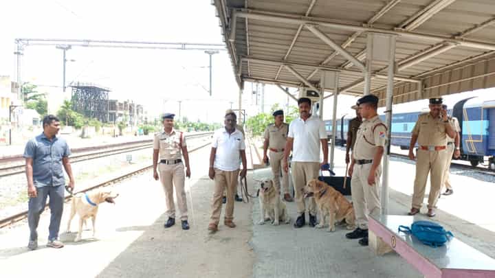 ಬಿಡದಿ ರೈಲ್ವೆ ನಿಲ್ದಾಣ ಸ್ಫೋಟಿಸುವುದಾಗಿ ಬೆದರಿಕೆ ಕರೆ: ಪೊಲೀಸರಿಂದ ತೀವ್ರ ಶೋಧ ಬಿಡದಿ ರೈಲ್ವೆ ನಿಲ್ದಾಣ ಸ್ಫೋಟಿಸುವುದಾಗಿ ಬೆದರಿಕೆ ಕರೆ: ಪೊಲೀಸರಿಂದ ತೀವ್ರ ಶೋಧ